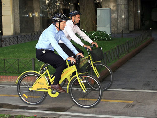 President Mauricio Macri riding a yellow bike that is part of the EcoBici program 