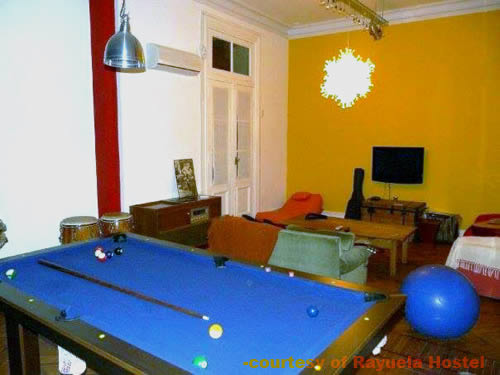 A common room with a pool table, instruments and a TV at Rayuela Hostel in Buenos Aires 